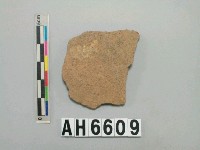 藏品(淺褐色夾砂陶片)的圖片